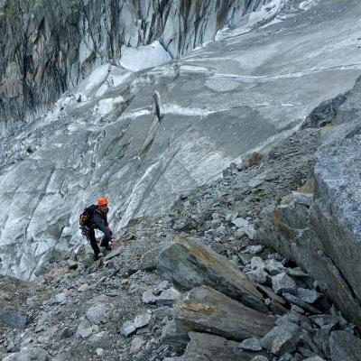 Couloir d'attaque graveleux entre le Premier et le Second Gendarme