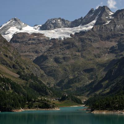 La Dent d'Hérens à gauche, avec l'arête de Tiefenmatten de gauche à droite