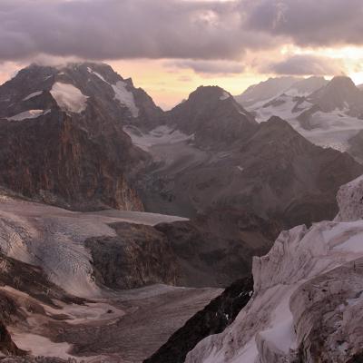 Lever du jour sur la Dent Blanche et le Weisshorn au fond à droite
