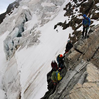 Descente avec l'arête en arrière-plan