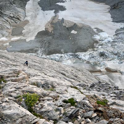 Dans les rochers faciles mais un peu délabrés de la première partie