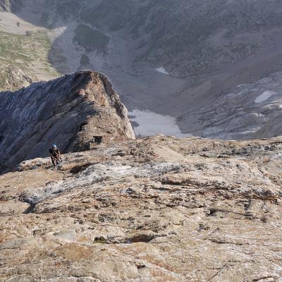Sur le fronton sommital de l'arête de Gaube