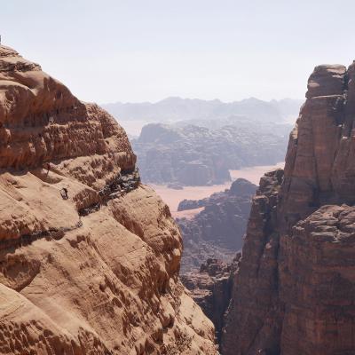 Michel et Neil sortent de la voie Soumises au Jebel Um Ejil