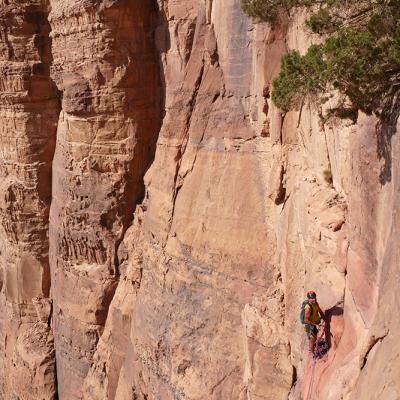 Renée Van Hasselt avec Serge, grande voie de la face est du Jebel Rum