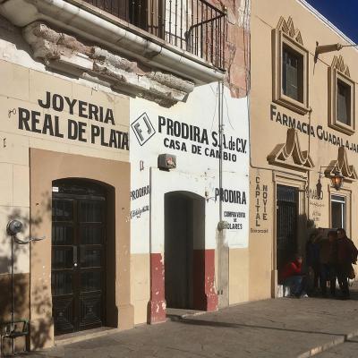 Enseignes de Sombrerete qui sont toutes peintes ainsi en noir sur les facades