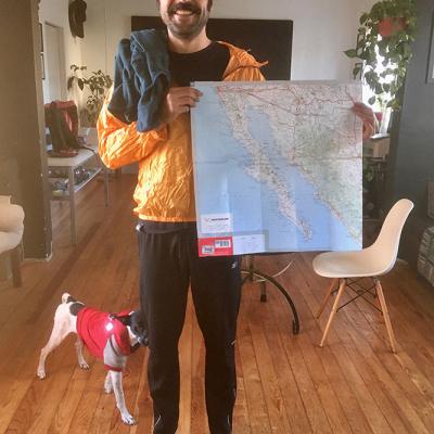 Mike qui m'héberge et tient un magazin de vélo à Aguascalientes hérite de ma carte et de quelques vêtements pour partir descendre la Basse Californie dans quelques jours