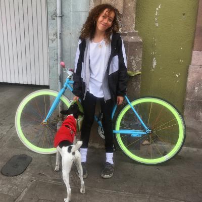 Elena et son joli vélo