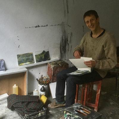 Olivier qui m'accueille me raconte un voyage en peintures dans les Pyrénées