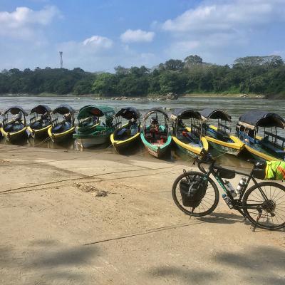 Frontera Corozal, le passage de la rivière pour entrer au Guatemala de l'autre côté se fait en lancha