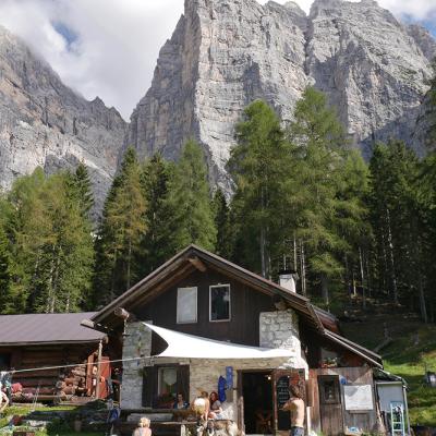 Le refuge bucolique de Casera di Bosconero au pied de la Rochetta Alta