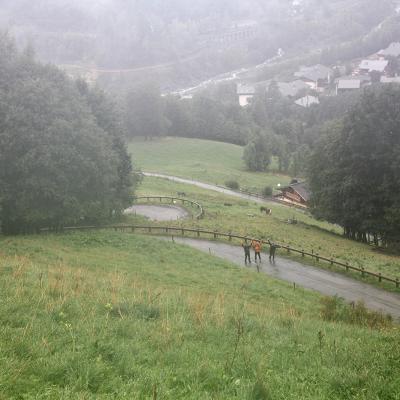 Retour à pied dans la vallée sous la pluie