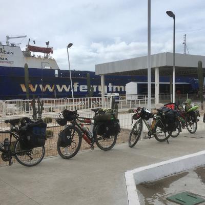 Retrouvailles de cyclistes au ferry en bas de la Basse Californie
