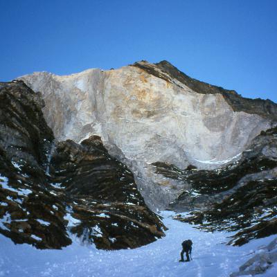 Un long couloir pour atteindre la face convoitée