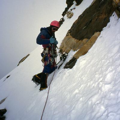 Dans le mixte et les pentes de neige sommitales