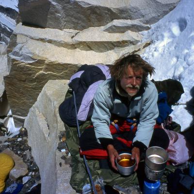 Petit déjeuner après avoir retrouvé dans la nuit le dernier bivouac de montée
