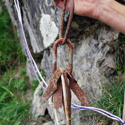 Trouvaille sur une vire. On cherche celui qui a perdu cette belle grappe de pitons et ce crochet