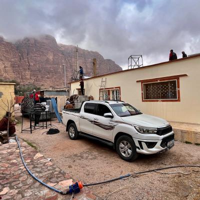 Travaux pour les réserves d'eau chaude sur le toit chez Atayek