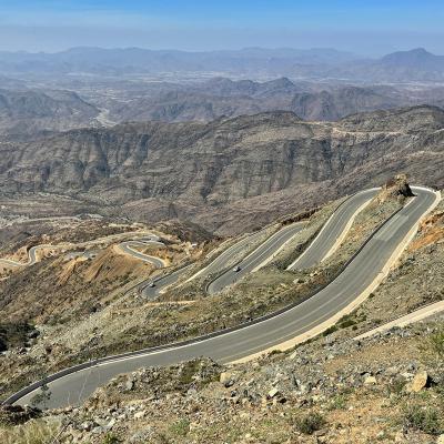 Les lacets infinis des routes qui plongent ou remontent de la plaine