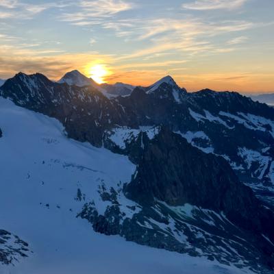 Lever de soleil sur l'Oberland (Breithorn, Aletschhorn, Nesthorn)