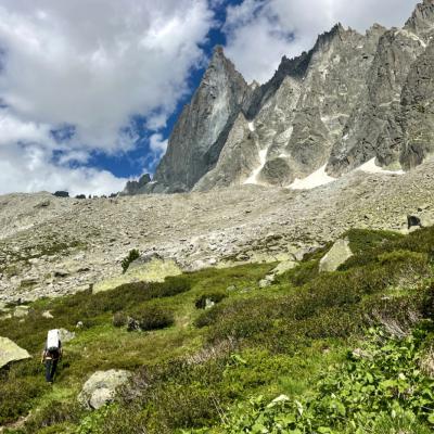 En montant au bivouac du Rognon des Drus