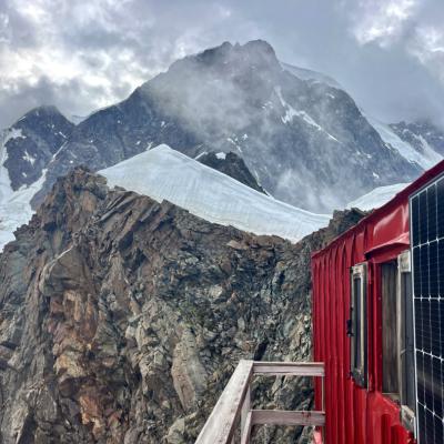 Bivouac Resegotti et la Signakuppe derrière (4554 m) 